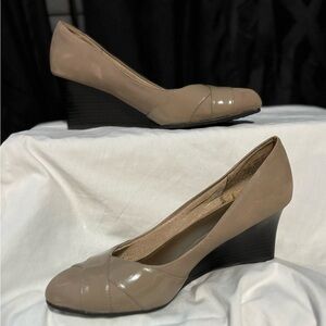 LIFE-STRIDE Velocity With Memory Foam Patent Leather and Suede Wedges in Nude
